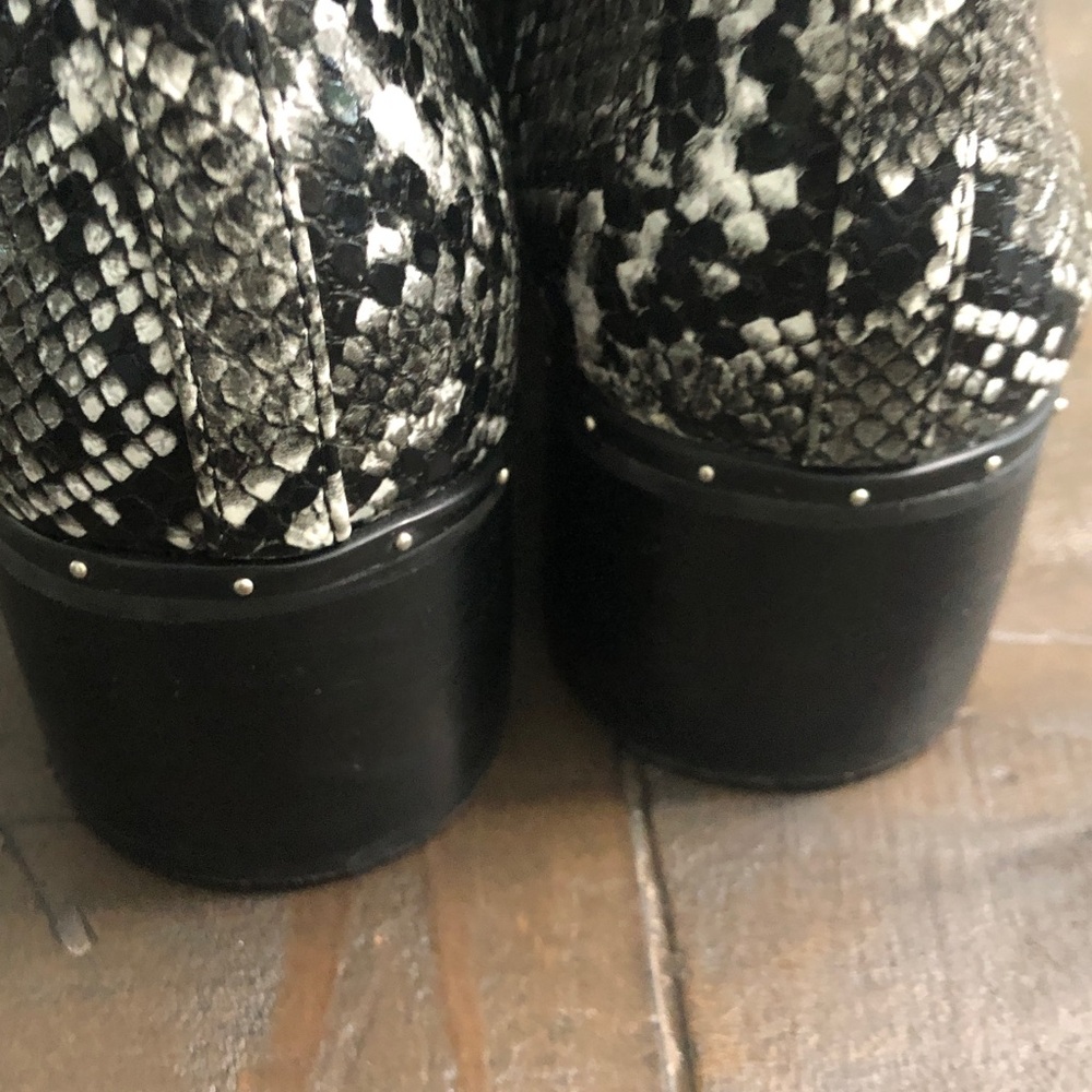 Bar III Boot’s snake pattern women mini boots - Picture 7 of 13